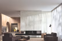 Intégralement réalisée à la main par les artisans de la Maison Duvivier Canapés, la collection de canapés et fauteuils "Arsène », signée Guillaume Hinfray, marie lignes contemporaines et confort généreux.