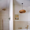 Salle de bains avec douche et baignoire. Photo Anna Stathaki, design Fiona Duke Interiors via Pinterest