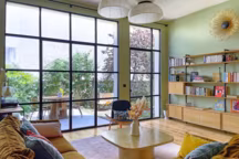 Aux portes de Paris, une maison colorée revisitée avec des accents 60's