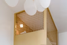 Lit en mezzanine avec aménagements sur mesure intégrés. Réalisation Marie-Maud Beaupérin (Maud's) et Lucie Rouland