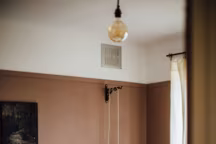 Le rose dévoile ses multiples teintes dans la chambre