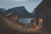 The Old House, photographie d'Ole Marius Joergensen, " Vignettes of a Salesman... last of his kind », 2016-2018, courtesy Galerie Goutal, Aix-en-Provence. Influencé par la peinture d'Edward Hopper et la littérature d'Arthur Miller, le photographe qui vit à Asker, près d'Oslo, met en images des fictions, ainsi la solitude d'un voyageur de commerce, métier en voie de disparition. Son style, sa technique de lumière théâtrale, de couleurs juxtaposées viennent du cinéma, sa formation première.