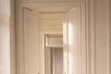 Banc Victoria : étoffe bouclette " Rayon de Lune » (coloris M376 6 01) – coussin : velours jacquard " Moma Style » (coloris M344 3 02), Misia. Canapé "Victoria" et Tabouret "Barth", Le Berre Vevaud.