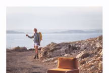 En concevant le modèle "Poupu» ("dodu» en provençal), Julia Chehikian avait en tête ces petits fauteuils élégants qui meublent les boudoirs, " sur lesquels on boit du champagne rosé avec le petit doigt levé !»