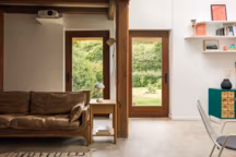 En Normandie, un ancien atelier d'artiste transformé en maison de famille lumineuse