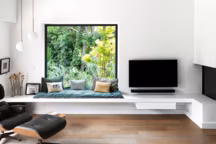 Exploiter le dessous de fenêtre avec style : idées déco et aménagements modernes