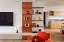 À Paris, un appartement banal métamorphosé en refuge de caractère baigné de lumière