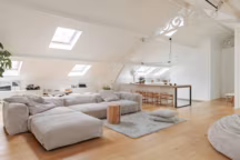 À Paris, un appartement rénové révèle sa structure Eiffel et ses volumes.