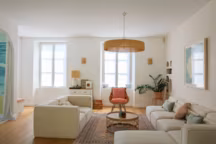 Canapé d’angle VS canapé droit : le match déco