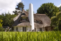 Dans les Yvelines, une chaumière des années 70 transformée en maison de famille contemporaine.