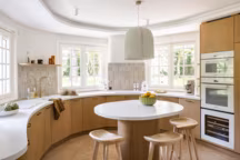 Avant/après : une cuisine en forme de haricot gagne en douceur et en personnalité.