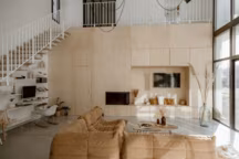 Inspiration côté Est : 16 intérieurs à la chaleur boisée et au charme minéral