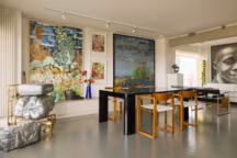 À Paris, un appartement des années 70 métamorphosé en galerie habitée.