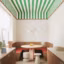 Des rayures vertes au plafond pour réchauffer une salle à manger aux murs blancs