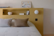 Organiser sa chambre sans table de nuit : 15 idées pratiques
