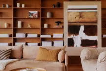 Salon-bibliothèque : la tendance déco chic et cosy fait son retour