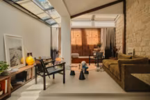 À Montmartre, un ancien atelier d’artiste rénové en loft lumineux et contemporain.