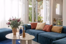 Le salon cosy idéal pour se détendre et se retrouver.