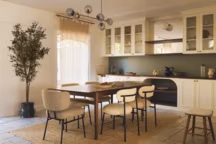 En région parisienne, une maison ancienne remise au goût du jour en douceur.