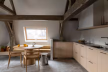 À Lille, un duplex cosy sublimé par ses poutres en bois d'origine.