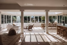 Avant/après : une maison en meulière renaît sous une immense verrière.