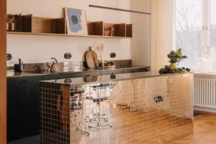 Miroir dans la cuisine : la tendance déco qui reflète la lumière.