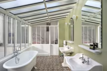 15 astuces de pro pour agrandir une salle de bains sans abattre de mur.