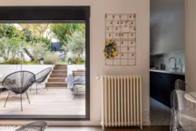 Près de Paris, une maison ouvrière muée en cocon familial chaleureux.