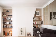 13 idées de pros pour aménager une bibliothèque dans un salon.