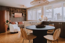 Cet appartement parisien mêle le style Wabi-Sabi et l’esthétique des années 70.