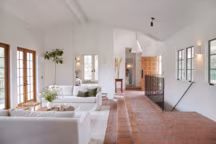 Dans les collines d’Hollywood, une maison espagnole des années 1920 réinventée avec goût.