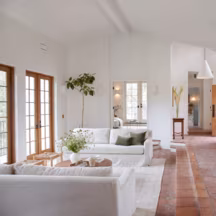 Dans les collines d’Hollywood, une maison espagnole des années 1920 réinventée avec goût.