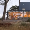 Face au golfe du Morbihan, une maison en pierre transformée par une extension vitrée.