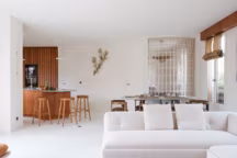 Un duplex parisien pensé comme une maison moderniste brésilienne.