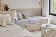 Lits coffres : 15 idées pour optimiser l’espace dans une chambre d’enfant.