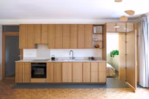 Avant/après : ce petit appartement parisien passe de deux à trois pièces avec ingéniosité.