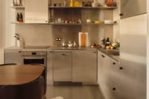 À Marseille, la rénovation d’un appartement où les matériaux délimitent les espaces.