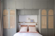 Aménager une grande chambre : idées et conseils pratiques.