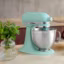 Chez KitchenAid, la couleur de l'année "Spearmint", s'invite sur l'emblématique robot pâtissier à tête inclinable