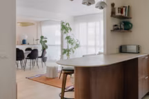 Avant/après : une rénovation radicale pour un appartement des années 70 à Paris