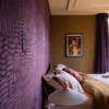 Tendance couleur : une chambre prune cosy et chic