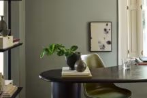 Presque neutre mais bien plus subtil, le vert de gris se démarque dans les tendances couleurs 2026 (en photo : peintures Linen WashTM 3, Windmill LaneTM 296 et Lamp BlackTM 228, Little Greene).