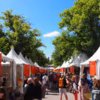 C’est le début de l’été au Parc Jourdan ! Les visiteurs flânent sous les platanes et découvrent, de stand en stand, les créations dess artisans et les dernières tendances déco. Une ambiance unique pour célébrer l'art de vivre méditerranéen.