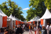 C’est le début de l’été au Parc Jourdan ! Les visiteurs flânent sous les platanes et découvrent, de stand en stand, les créations dess artisans et les dernières tendances déco. Une ambiance unique pour célébrer l'art de vivre méditerranéen.