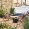 Terrasse en bois avec salon de jardin bois et gris. Réalisation Garden Trotter